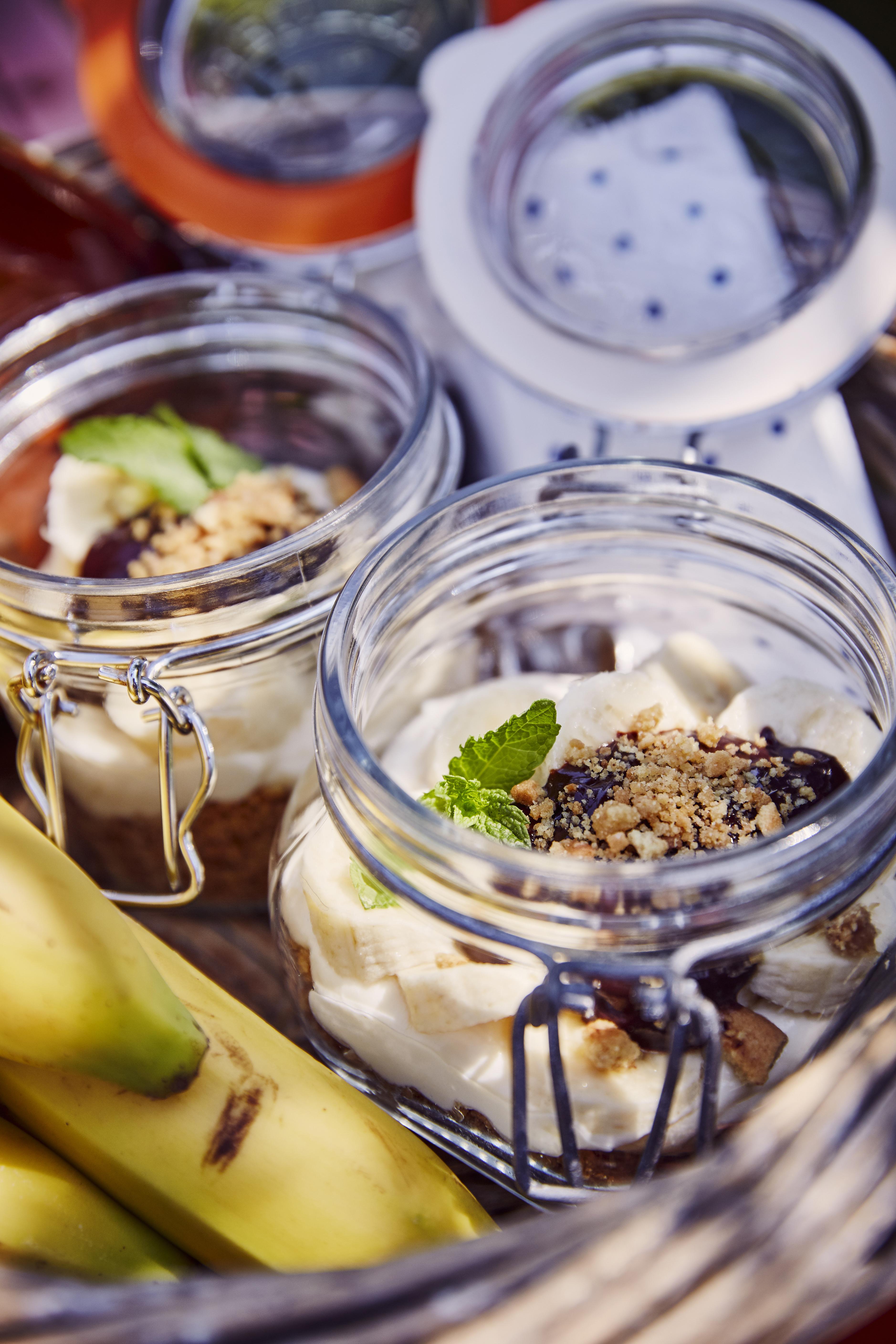 Banana split in a jar met koekjescrumble